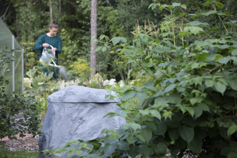 Maisemakompostori Kivi puutarhasssa