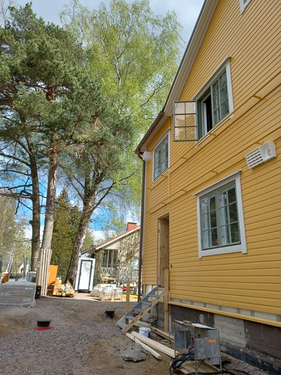 Keltainen vanha puutalo