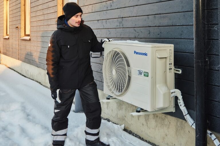 Nuori mies ja ilmalämpöpumppu